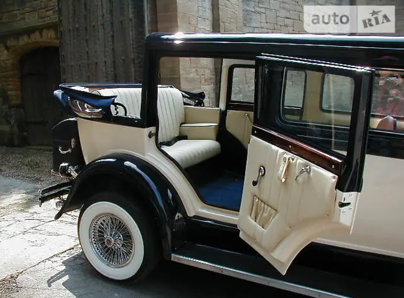 Три найефектніші ретроавто, які продають в Україні: ціни і фото